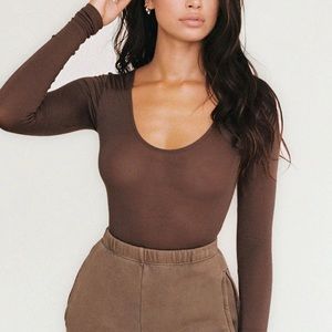 Joah Brown Long Sleeve Scoop Neck Top in Tobacco.  Size: xs/s